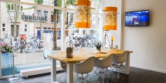 De koffietafel van zonnestudio Sunday's aan de Herengracht in Den Haag