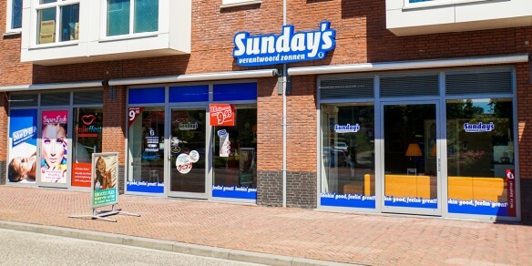 De etalage van zonnestudio Sunday's in Spijkenisse