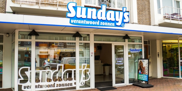 De entree van zonnestudio Sunday's in de Theresiastraat in Den Haag